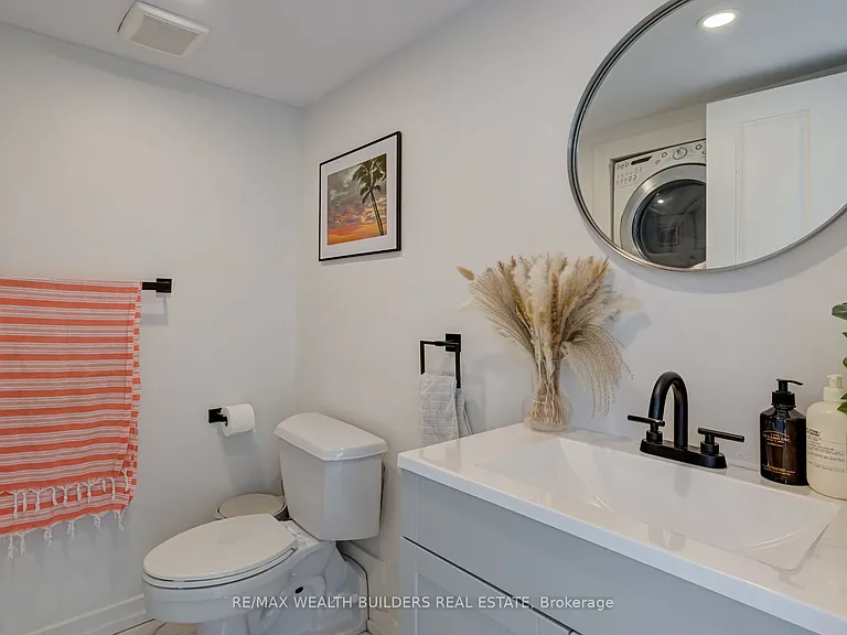 393 King St E #403 — Photo 9