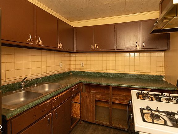 4th image of 3049 S Holt Rd