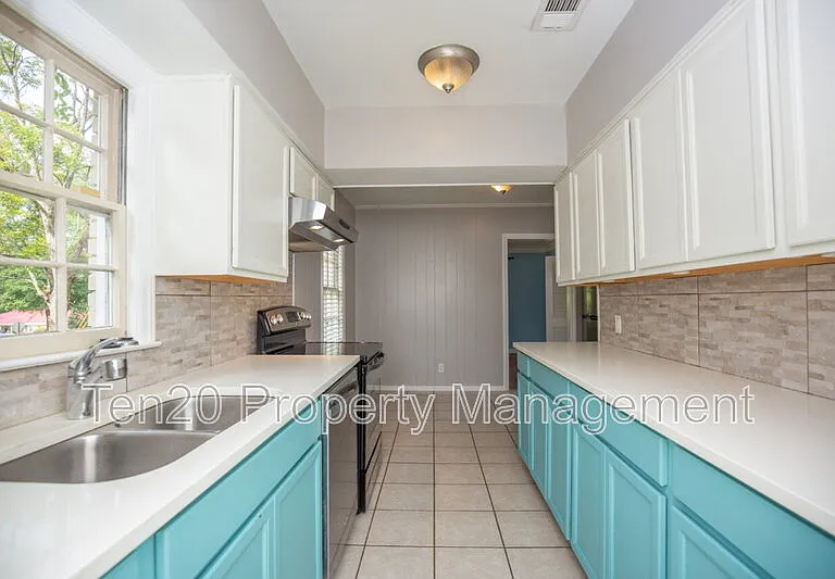 1706 Wells Dr — Photo 2