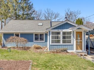 28 Oriole Rd, Oak Ridge, NJ 07438