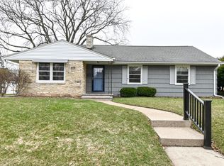 2089 N 89th St, Wauwatosa, WI 53226