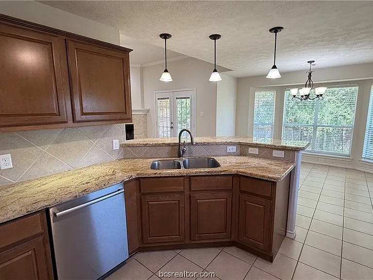 1102 Crested Point Ct — Photo 7