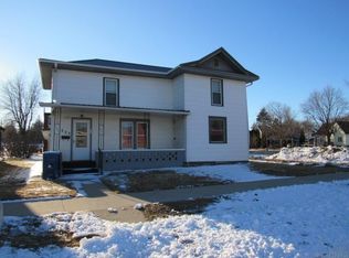 223 N Sycamore St, Monticello, IA 52310