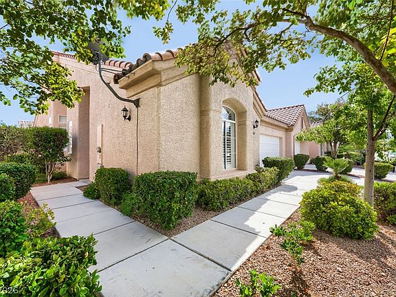 3rd image of 9641 Emeraude Ave