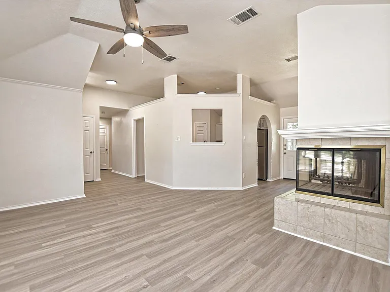 1705 Laurel Ln — Photo 6