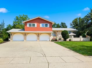 705 Ruskin Dr, Elk Grove Village, IL 60007