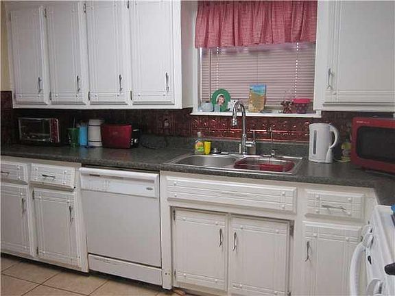 3rd image of 921 NW 32nd St