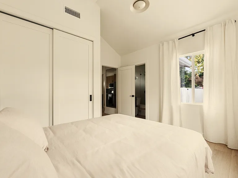 2057 W 28th St — Photo 32