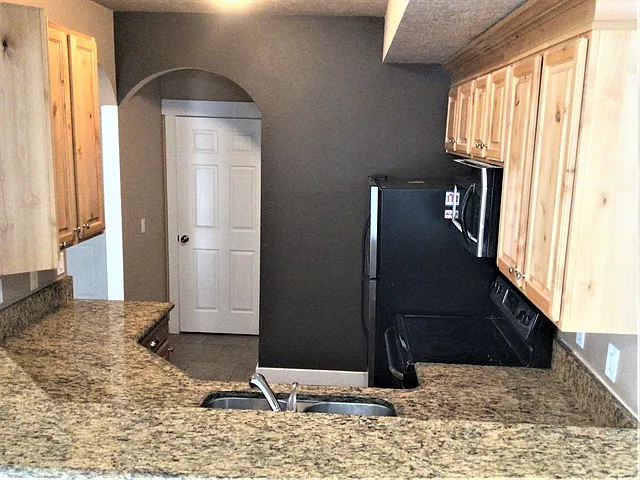 4 bed, 3.5 bath, 2100 sqft, $2,730 — Photo 3