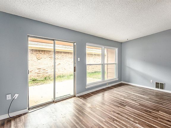 4th image of 4604 Meadowood Dr