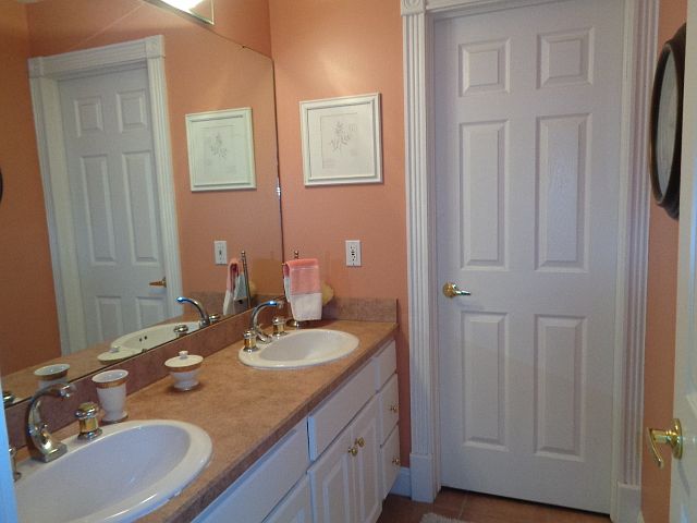 Upstairs full bathroom 