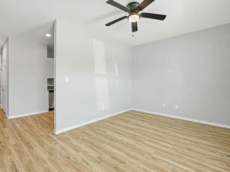 205 N Bay Ave #B — Photo 9