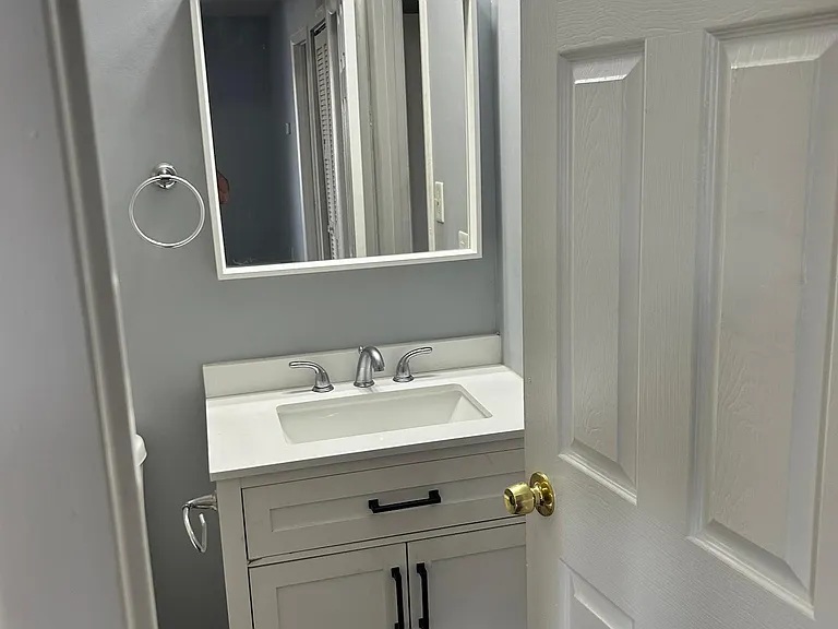517 W Market St #D — Photo 3