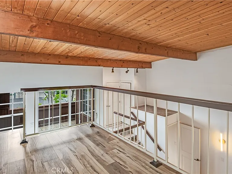 984 Granville Ave — Photo 16