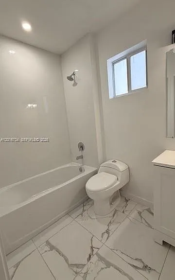 811 E 52nd St #102 — Photo 7