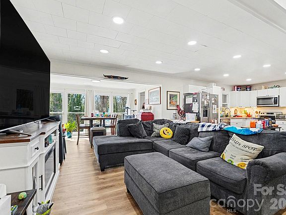 3rd image of 207 Hovis Rd