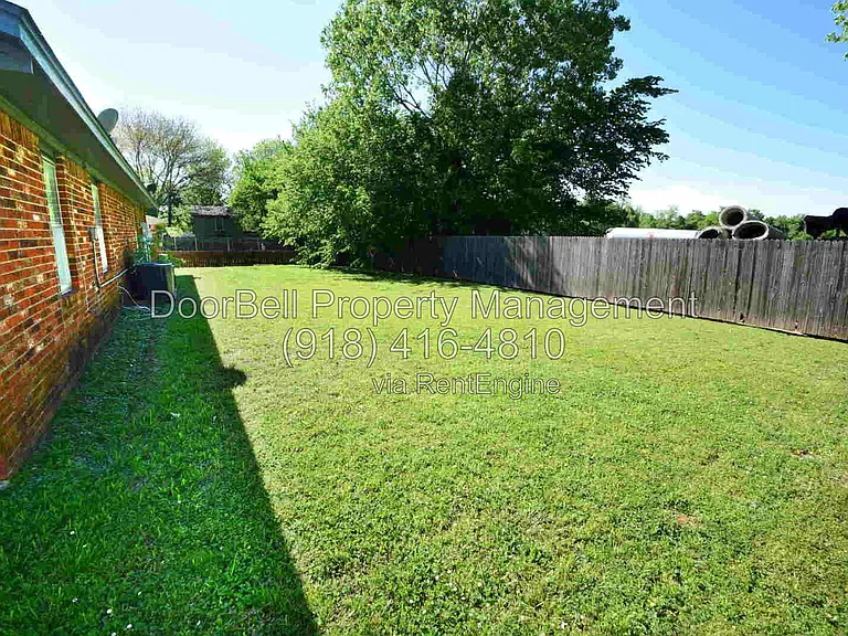 740 W Commercial St — Photo 21