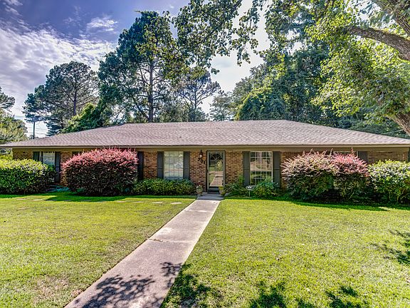 4th image of 701 Blossom Ln