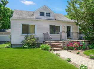 10 Roslyn St, Islip Terrace, NY 11752