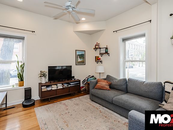 3rd image of 3556 N Hermitage Ave #1N