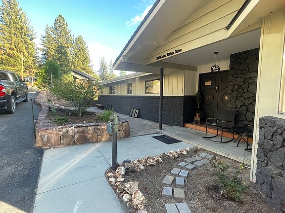 2nd image of 207 Cedar Rdg