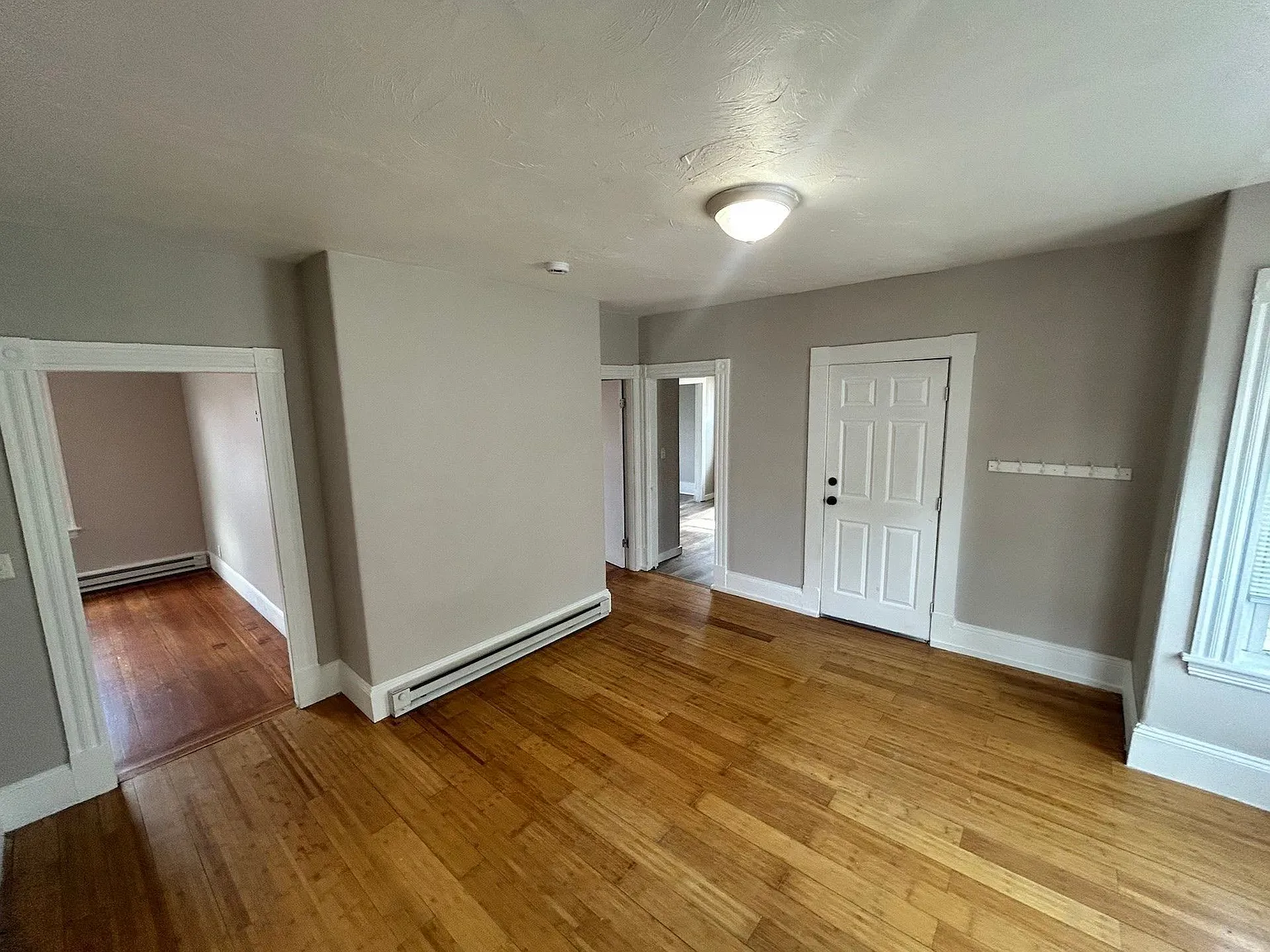 3 bed, 1.0 bath, 1056 sqft, $2,450 — Photo 3