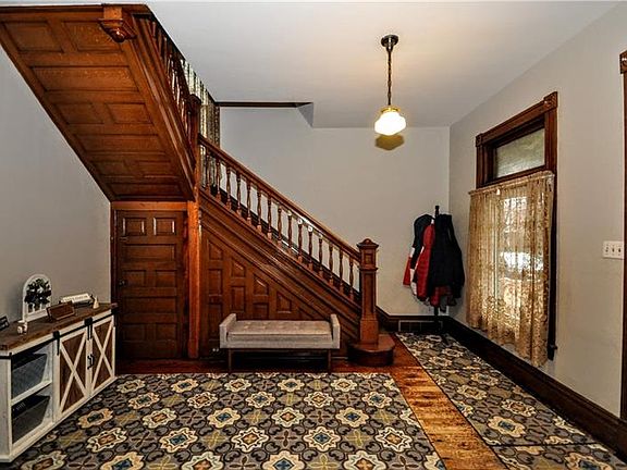 4th image of 128 Alexander Ave