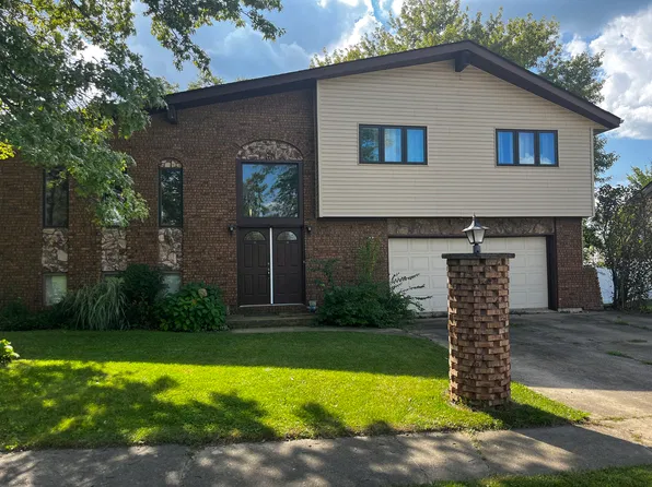 1323 Plum Creek Dr, Bourbonnais, IL 60914