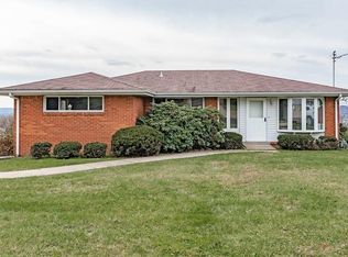 25 Woodridge Dr, Carnegie, PA 15106