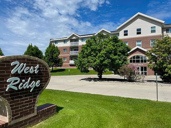 West Ridge Apartments — Photo 2