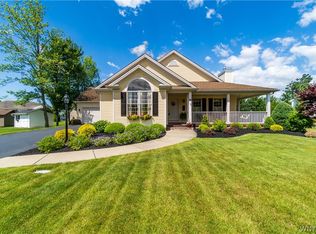 4 Walnut Creek Trl, Lancaster, NY 14086