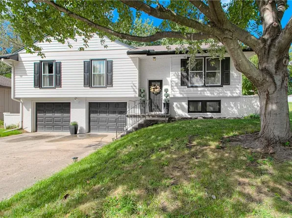 912 Canterbury Ln, Liberty, MO 64068