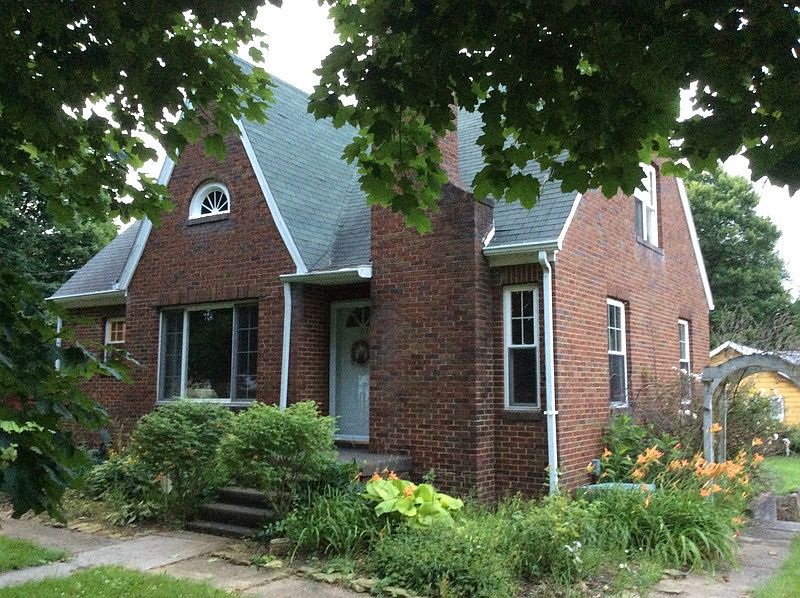 1st image of 103 N Fairview Main St