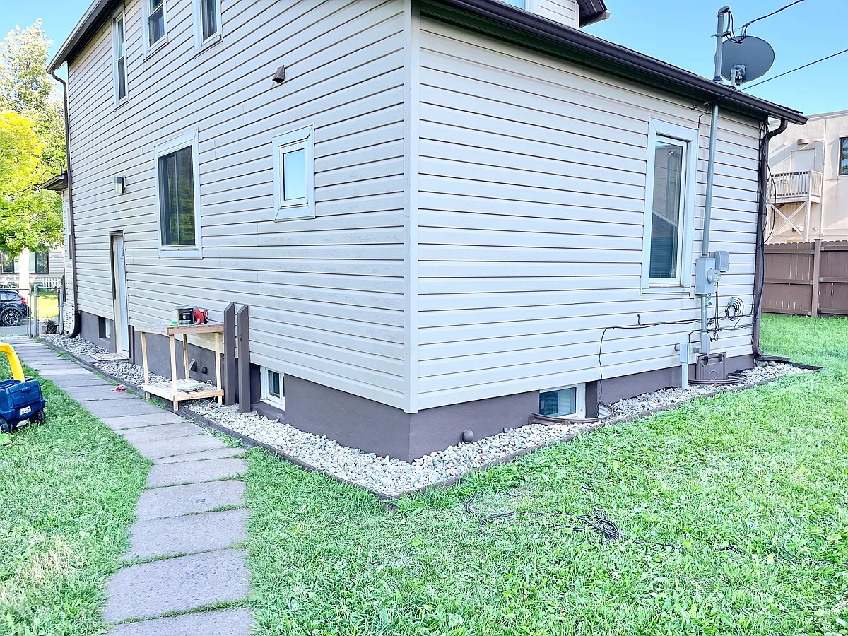 Building Photo - 411 N 52nd Ave W #1