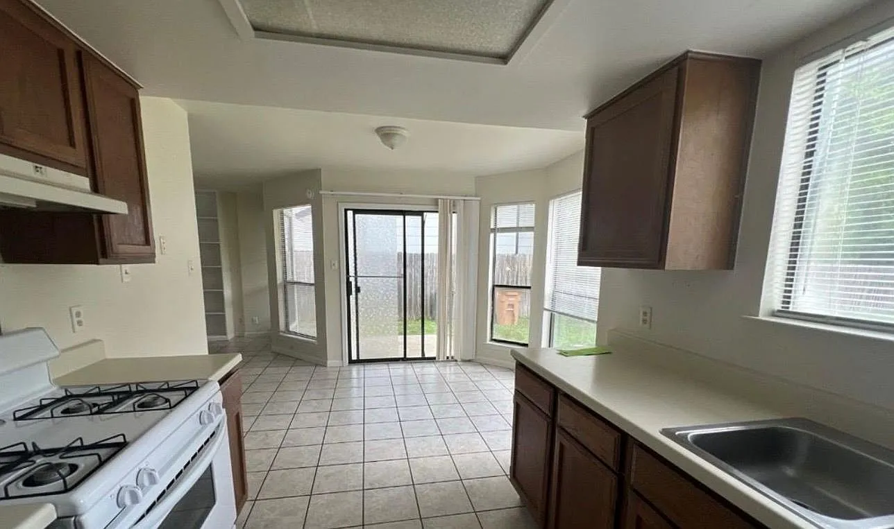 2 bed, 1.5 bath, 1065 sqft, $1,650 — Photo 3