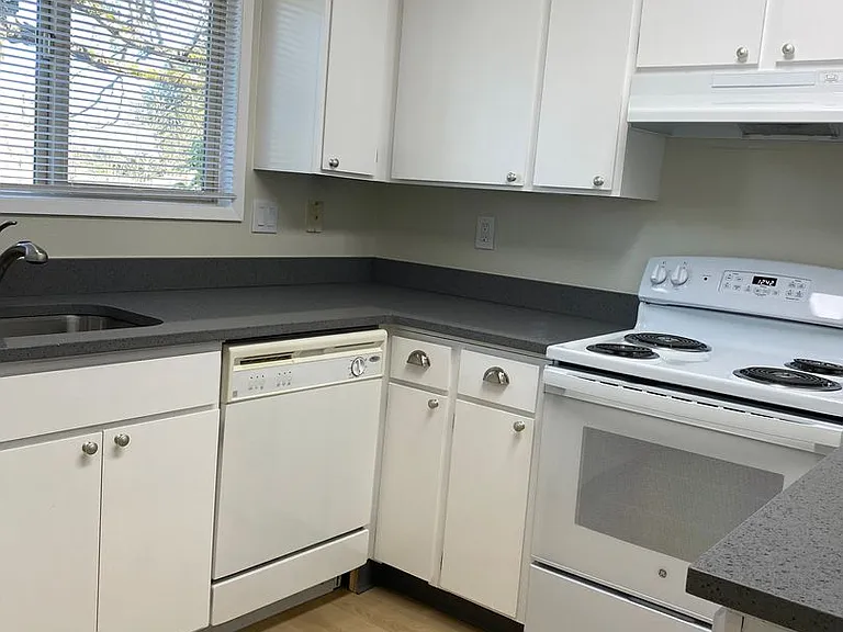 7845-7895 SW Hillcrest Pl #11801-11803 — Photo 3