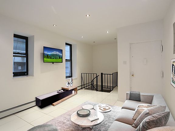 3rd image of 165 Manhattan Ave APT 1H