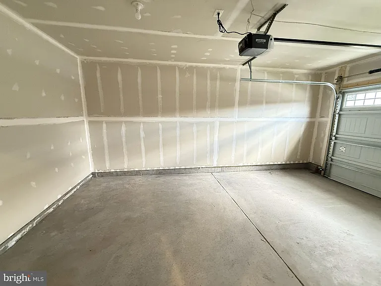 647 Laurelwood Cir — Photo 17