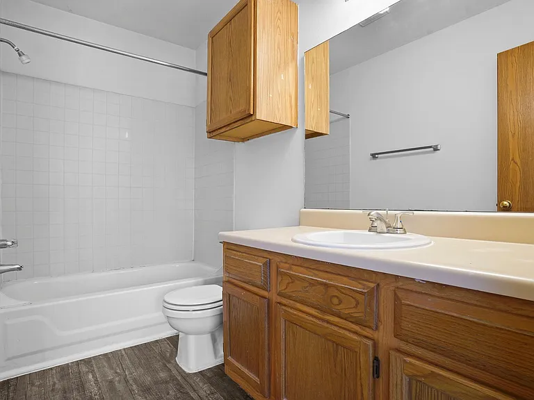 Persimmon Square Apartments — Photo 9