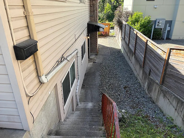 5017 Sand Point Pl NE — Photo 2