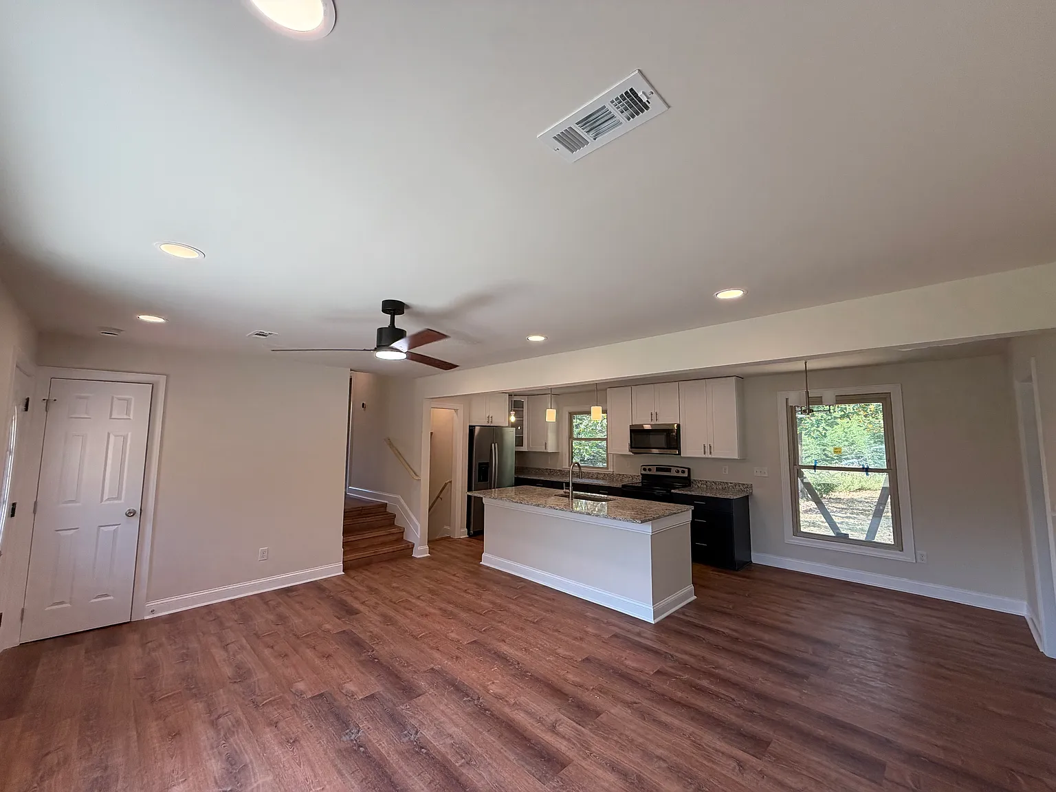 4 bed, 2.5 bath, 2093 sqft, $2,900 — Photo 3