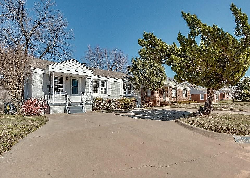 Circular driveway. Front. 