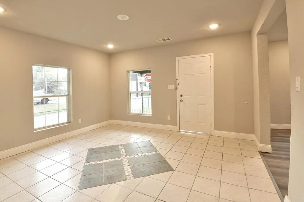 3 bed, 900 sqft, $1,895 — Photo 4