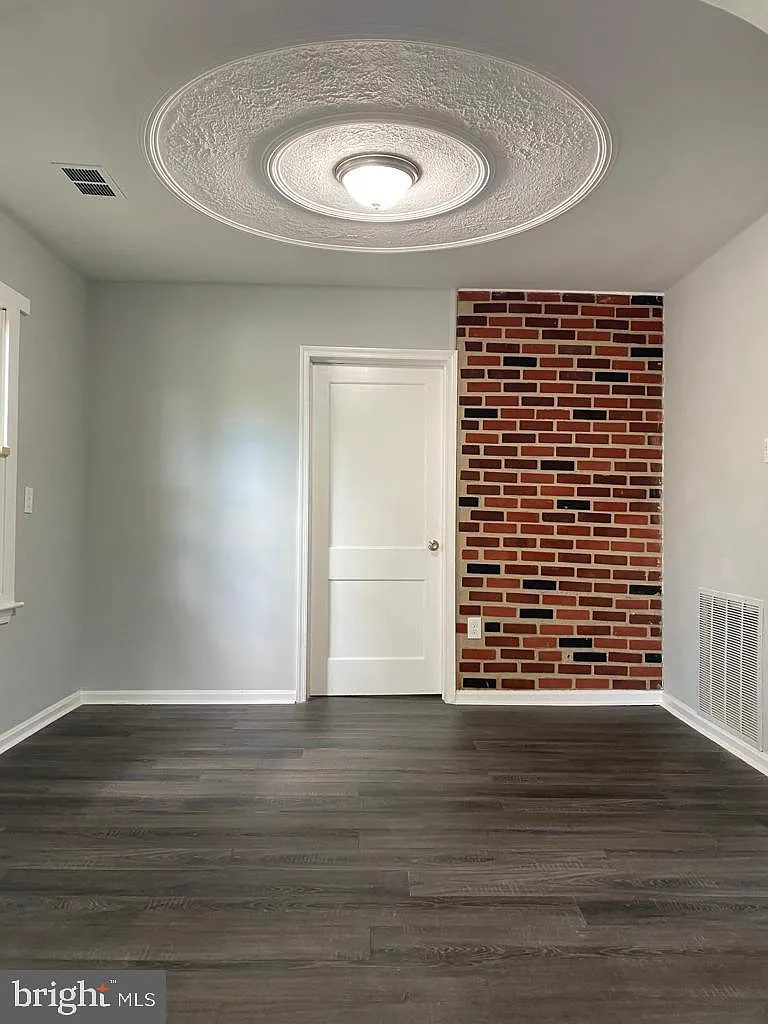 3 bed, 1.0 bath, 787 sqft, $2,100 — Photo 3