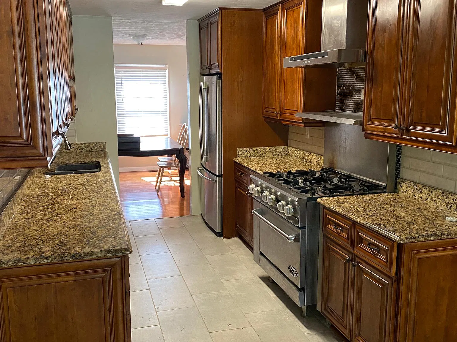 3 bed, 2376 sqft, $2,600 — Photo 2
