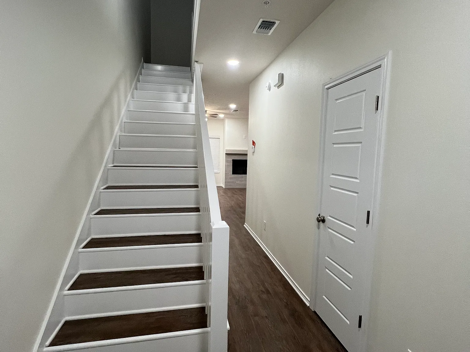 3 bed, 2.5 bath, 1429 sqft, $1,800 — Photo 2
