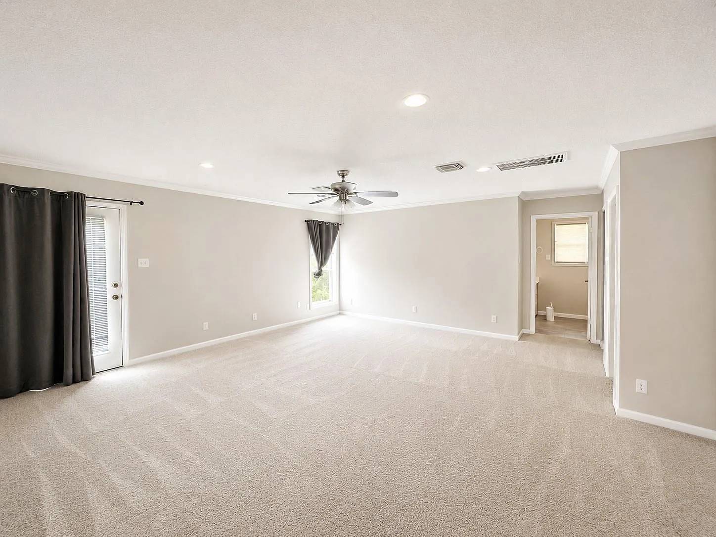 4 bed, 3.0 bath, 3400 sqft, $2,850 — Photo 2