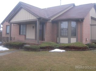 48 Meadow Wood Dr, Rochester, MI 48307