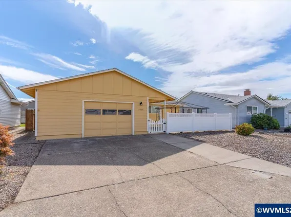 2008 W Santiam Dr, Woodburn, OR 97071