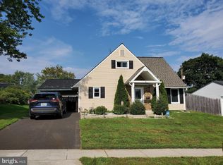 14 Hollyhock Ln, Levittown, PA